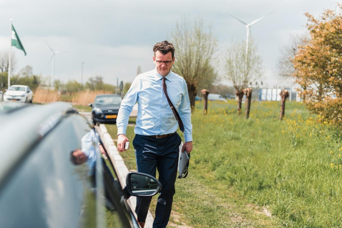 Hans loopt naar de auto